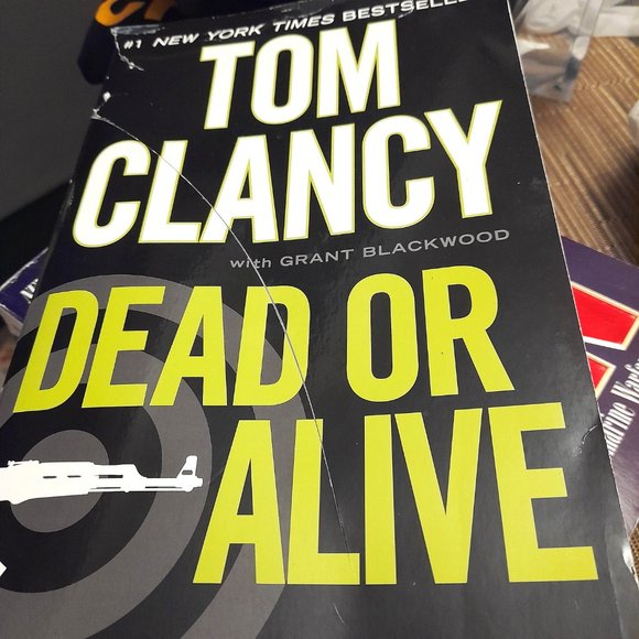 Set of 2 large paperback Tom Clancy Novels. - Picture 8 of 16